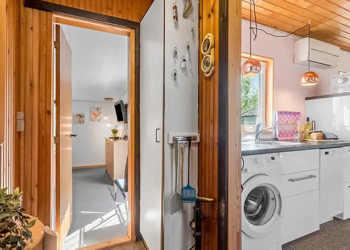 3 Bedroom Lovely In * Гедсер